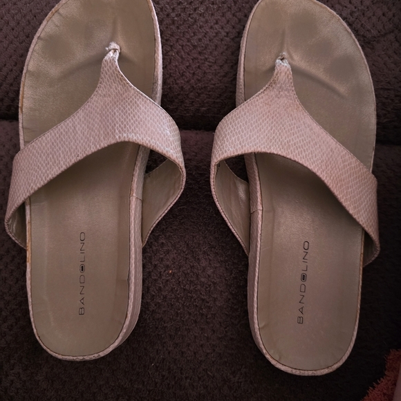 Bandolino Womens  Tan Sandals with Cushioned Footbed Pre-owned Size 7. - Picture 1 of 4
